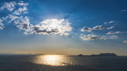 強い紫外線イメージの空背景