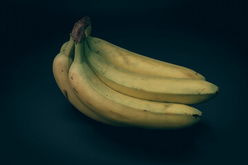 Plátanos amarillos en fondo negro