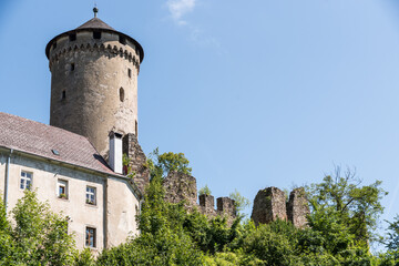 Fototapeta premium Burgruine und Schloss Wildberg, Austria