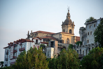 Fototapeta na wymiar vista de la iglesia de Hondarribia con casas de la parte vieja en un dia despejado. 