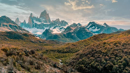 Photo sur Plexiglas Fitz Roy View of Mount Fitz Roy surrounded by its mountains full of trees