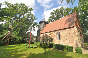 Fototapeta na wymiar Gotycki kościół z głazów narzutowych z wieżą drewnianą, Polska.