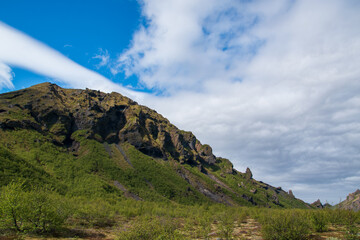 Wanderung in der Thorsmörk und Godaland im Süden von Island über Felsen, durch Schluchten mit Moos bewachsenen Abhängen und durch das Flussbett der Krossa.