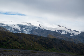 Wanderung in der Thorsmörk und Godaland im Süden von Island über Felsen, durch Schluchten mit Moos bewachsenen Abhängen und durch das Flussbett der Krossa.