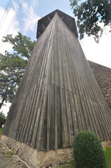 Gotycki kościół z głazów narzutowych z wieżą drewnianą, Polska.