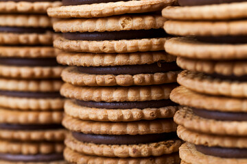 round cookies with chocolate filling
