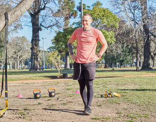 atleta entrenando en parque