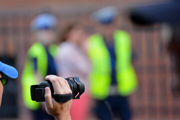 Kamera rejestruje policyjną interwencje w mieście.  - obrazy, fototapety, plakaty