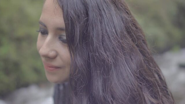 Bella y joven mujer latina contemplando y disfrutando del r&iacute;o en el bosque 