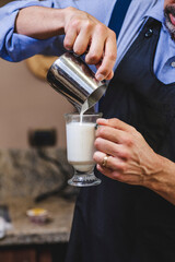 barista profesional preparando un delicioso café 