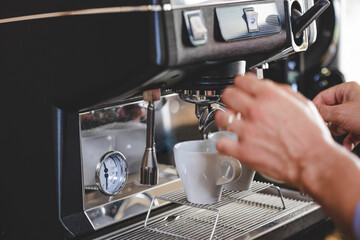 maquina de barista profesional para preparar café