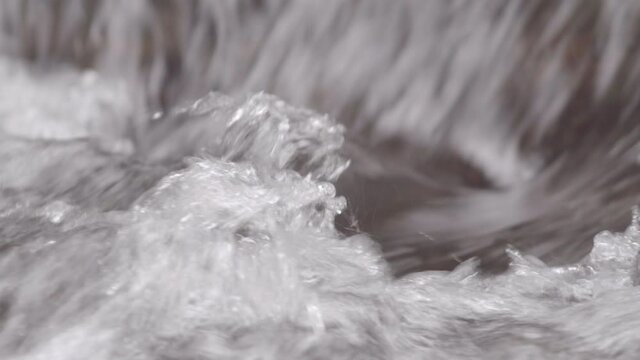Detalle de agua de r&iacute;o fluyendo en bosque de la ciudad de M&eacute;xico 