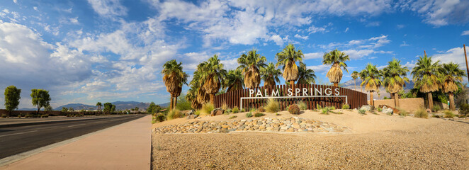 Fototapeta na wymiar Palm Springs welcome sign on the edge of town