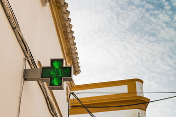 LED sign of a pharmacy showing a temperature of 41 degrees Celsius. - obrazy, fototapety, plakaty