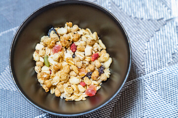 美味しそうな朝食シリアルの写真。グラノーラ。健康志向の人の朝食のイメージ。