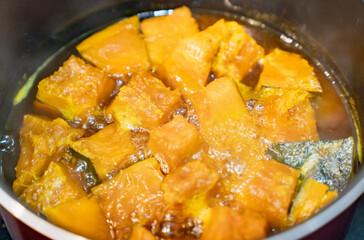 かぼちゃの煮物を作っている写真。料理のイメージ。