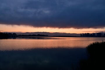 Obraz premium sunset over the lake