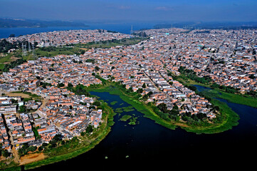 Ocupação ilegal de área de mananciais, represa Billings. São Paulo.