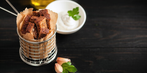 Rye croutons with dill
