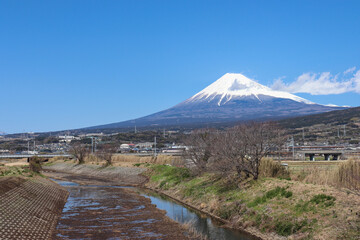 赤渕川と富士山(静岡県富士市)