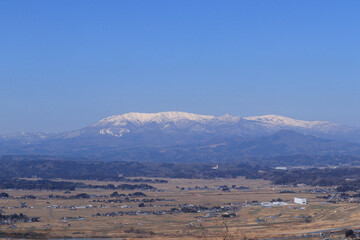 「四方山展望台」（宮城県角田市）から見る雪の「蔵王連峰」（蔵王町）風景　