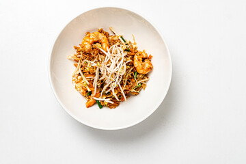 Stir-fried noodles with shrimps and vegetables