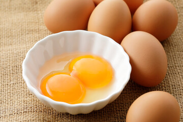 生卵　Raw eggs
