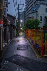 梅雨の大阪下町の夜の風景