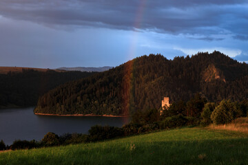 widok na jezioro i piękna tęcza obok zamku Niedzica  © mateusz