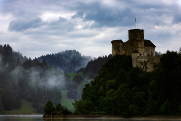 Zamek Niedzica o poranku w pochmurny dzień z pięknymi mgłami  - obrazy, fototapety, plakaty