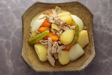 日本で人気の和食の代表的料理肉じゃが（黒背景）