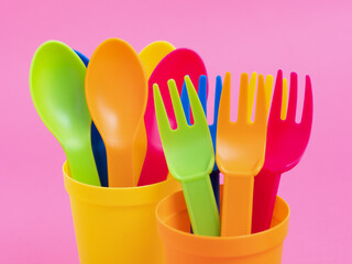 カラフルなプラスチック製の食器