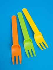 カラフルなプラスチック製のフォーク