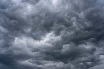 Obraz premium Dramatic stormy sky with beautiful cloud at sundown before the rain