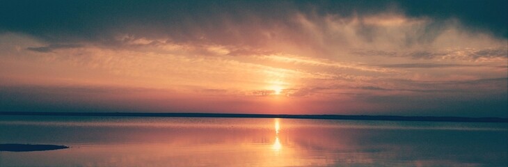 Obraz premium sunset over the ocean