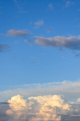 Obraz premium Evening clouds illuminated by sunlight