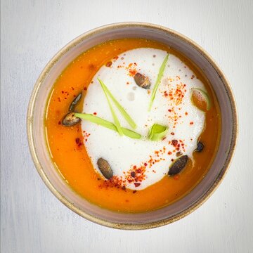 K&uuml;rbisschaumsuppe mit Kokos-Espuma