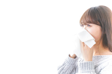 風邪・花粉症で鼻をかむ女性