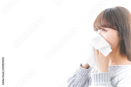 風邪 花粉症で鼻をかむ女性 Wall Mural Wallpaper Murals Maroke 風邪 花粉症で鼻をかむ女性 Wall Mural Wallpaper Murals Maroke