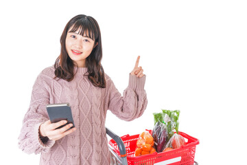 スーパーでキャッシュレス決済をする若い女性