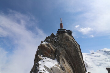 L'aiguille du midi, sommet haut de 3842 metres, dans le massif du Mont Blanc dans les Alpes, ville de Chamonix, departement de Haute Savoie, France