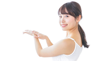 クリームを塗る若い女性