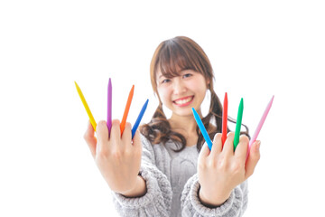 カラフルな色鉛筆を持つ女性