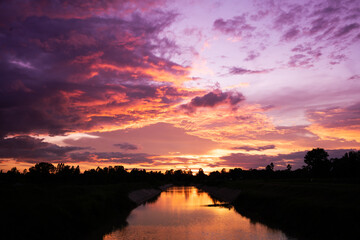 Fototapeta na wymiar Beautiful twilight sky and cloud at sunset.
