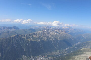 Le massif des aiguilles rouges dans les Alpes, vu depuis l'aiguille du midi, ville de Chamonix, departement de Haute Savoie, France