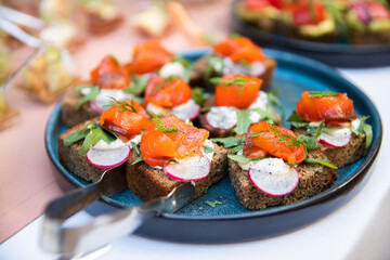 Serving of hamburgers and cold beers at a restaurant table