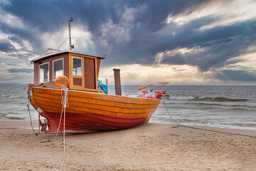 Fischerboot - Fischkutter - Boot am Strand - Insel Usedom - obrazy, fototapety, plakaty