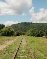 Obraz premium Railroad tracks and mountains in Mount Union, Huntington County, Pennsylvania