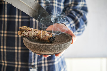 Spirituelle Raumreinigung mit einem Smudge Stick Kräuterbündel Weißer Salbei, Yerba Santa