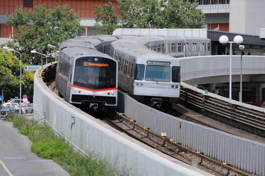 U-Bahn der Linie U1 n&auml;chst der Station Kaiserm&uuml;hlen, Wien, &Ouml;sterreich, 08.07.2009